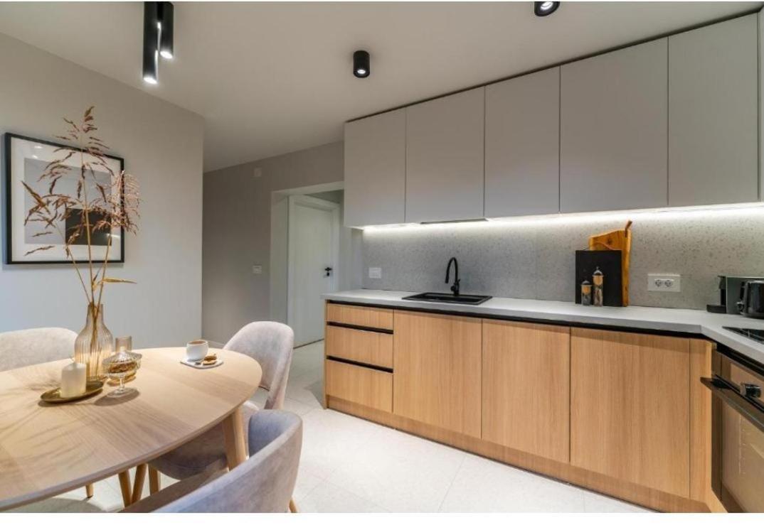 Central Epic Apartment-Self Check In Арад Экстерьер фото